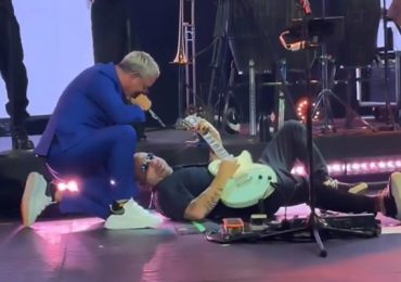 ¡Todo un profesional! Guitarrista de Alejandro Sanz cae durante concierto y sigue tocando