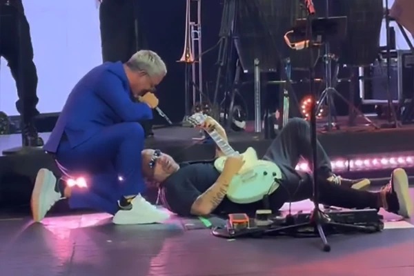 ¡Todo un profesional! Guitarrista de Alejandro Sanz cae durante concierto y sigue tocando