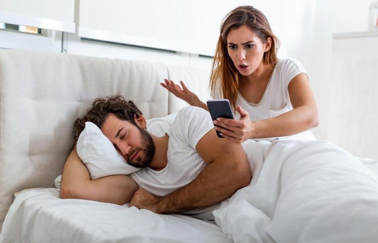¿Es delito espiar el celular de tu pareja?