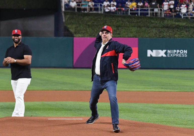 VIDEO | Clásico Mundial de Béisbol: Abinader lanza primera bola en partido entre RD y Venezuela