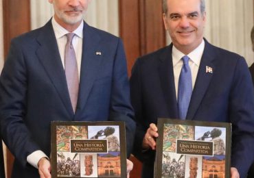 VIDEO | Presidente Abinader y el Rey de España intercambian libros en visita de cortesía al Palacio Nacional