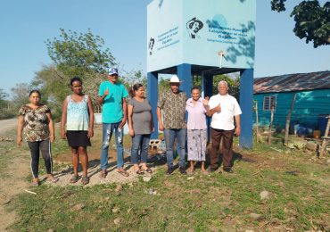Alcalde Santiago Riverón inaugura sistema de agua potable y bebedero para los animales