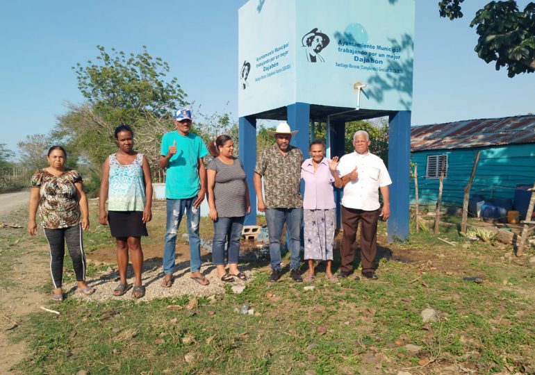Alcalde Santiago Riverón inaugura sistema de agua potable y bebedero para los animales
