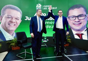 Leonel juramenta en FP al periodista Graymer Méndez