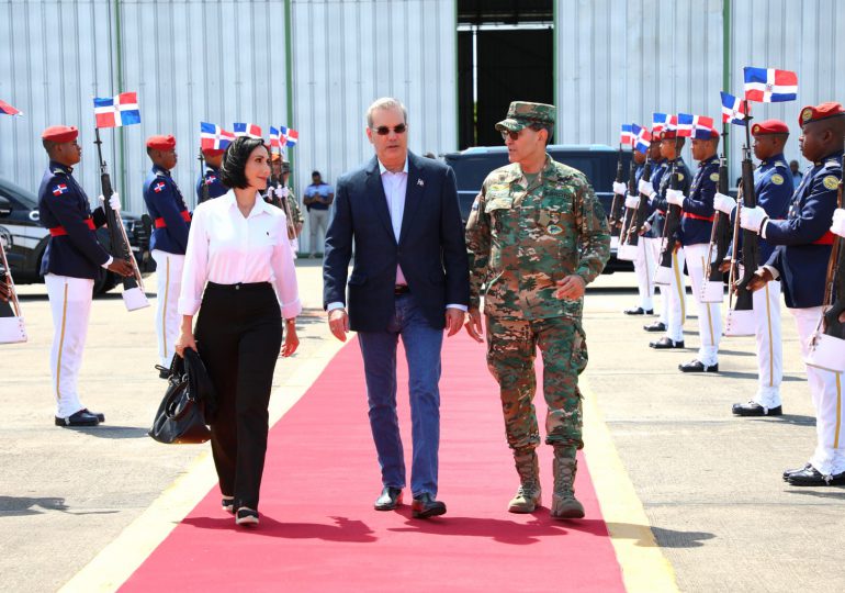 GALERÍA | Abinader partió a Miami para realizar primer lanzamiento de la bola en el Clásico Mundial de Béisbol 2023