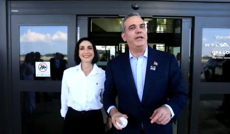 VIDEO | Luis Abinader llega a Miami donde realizará primer lanzamiento de la bola en Clásico Mundial de Béisbol 2023