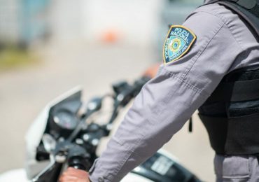 Apresan hombre que intentó despojar a agente policial de su motocicleta