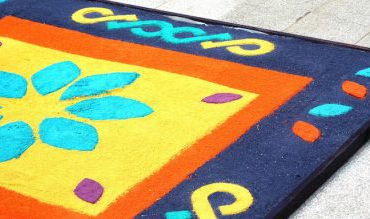 Embajada de Guatemala exhibe primera exposición de alfombras guatemaltecas elaboradas de aserrín