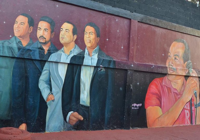 GALERÍA | Realizan homenaje a Banda Real con mural urbano en Santiago