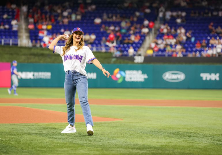 Clarissa Molina lanza la primera bola entre RD Vs. Israel