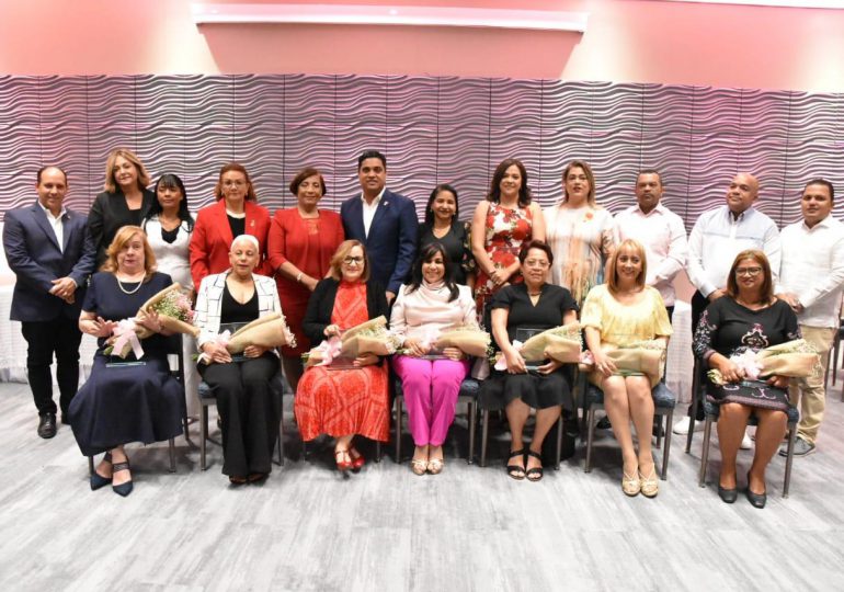 Alcalde Kelvin Cruz reconoce siete valiosas damas tras celebrarse Día Internacional de la Mujer