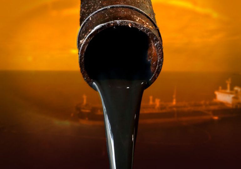 Barril de petróleo sube más de 1% por ajustados suministros y enfriamiento de inflación