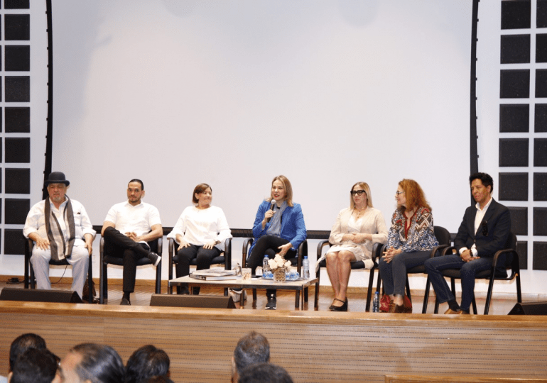 Diálogos Culturales se lleva a cabo en Baní con participación de representantes del sector