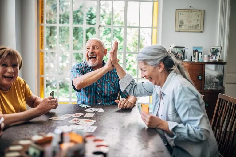 Las personas con vidas sociales activas tienden a vivir más años