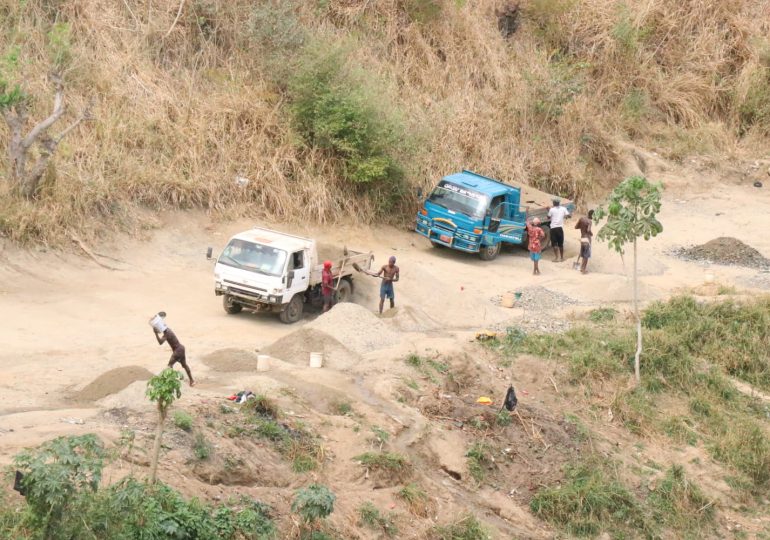 VIDEO | Ciudadanos haitianos extraen arena del río masacre ocasionando daños ambientales