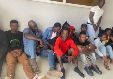 VIDEO | Apresan conductor que transportaba 14 haitianos ilegales en Villa Vásquez