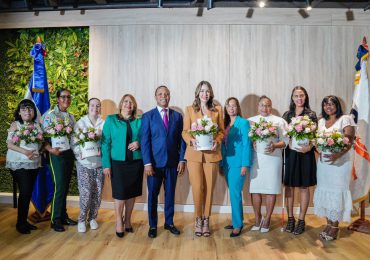 Edesur entrega reconocimiento "Mujer de luz", Mariasela Álvarez y Katherine Motyka de Jompéame son galardonadas