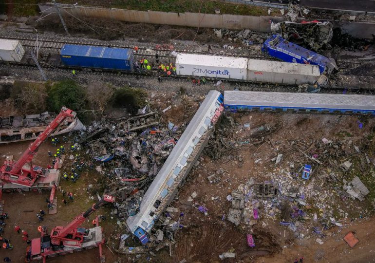 Detienen jefe de estación tras choque de tren con 36 muertos en Grecia