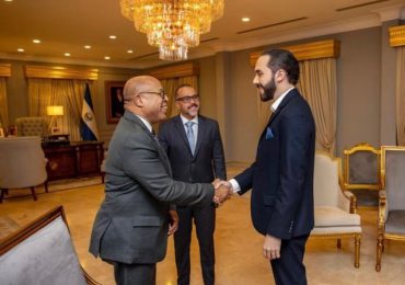 Alfredo Pacheco se reúne con el presidente de El Salvador, Nayib Bukele