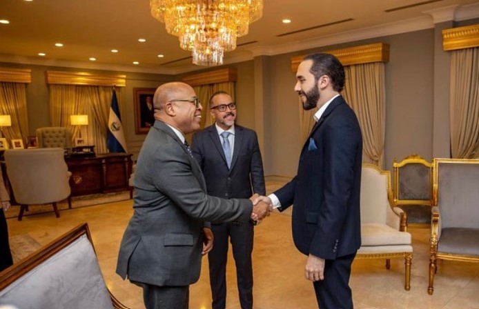 Alfredo Pacheco se reúne con el presidente de El Salvador, Nayib Bukele