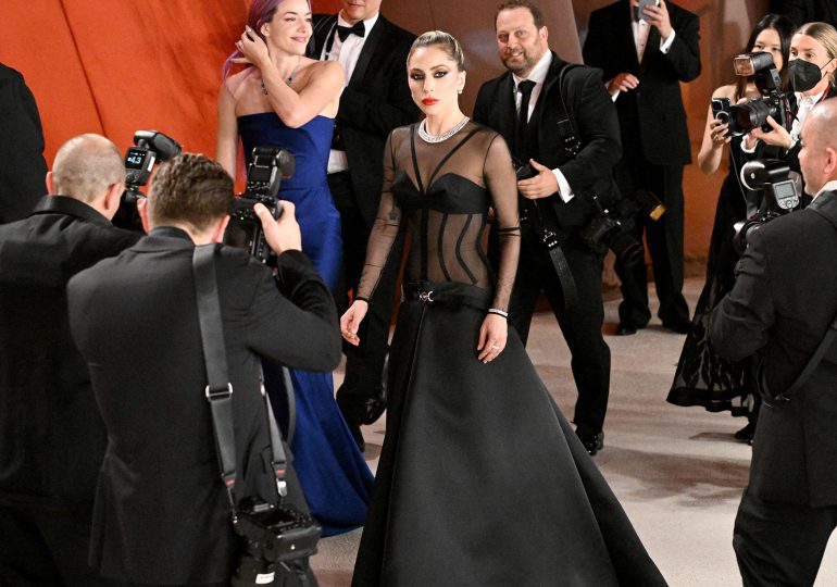 VIDEO | Lady Gaga reacciona ante la caída de un fotógrafo durante su llegada a los Óscars