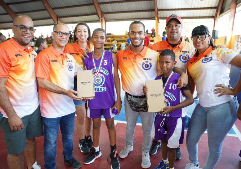 Asociación "Los Mina Unidos Por Siempre" reconoce ex baloncestistas y contribuye al deporte con donaciones de artículos deportivos