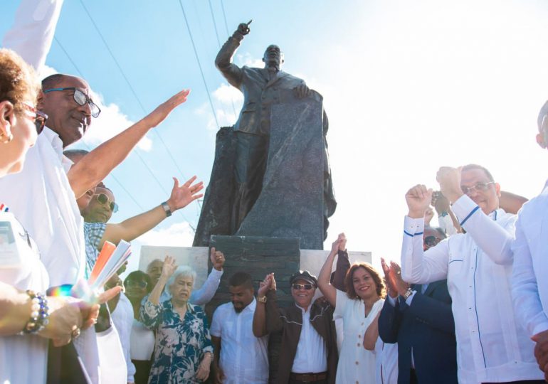 VIDEO | Alcalde Manuel Jiménez inaugura estatua monumental en honor a Peña Gómez