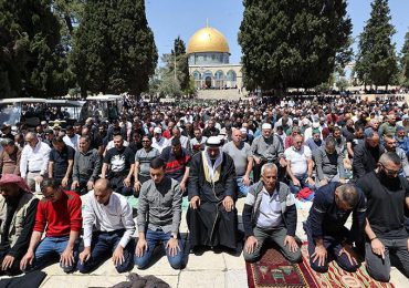 Miles de musulmanes rezan en la mezquita Al Aqsa de Jerusalén al iniciar el ramadán