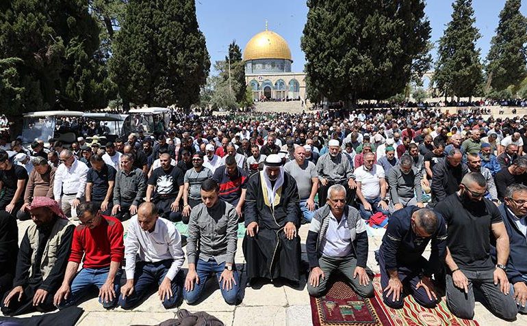 Miles de musulmanes rezan en la mezquita Al Aqsa de Jerusalén al iniciar el ramadán