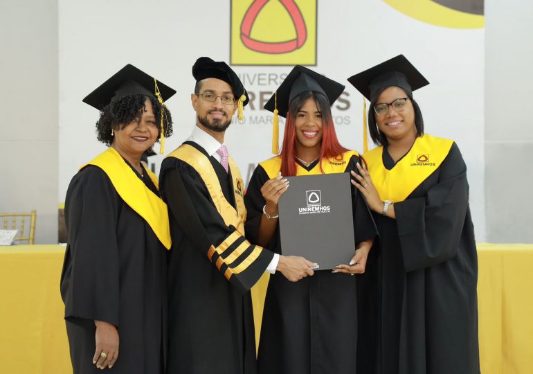 UNIREMHOS entrega títulos a nuevos profesionales de grado y postgrado en San Cristóbal