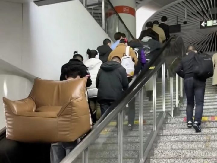 Joven chino viaja en metro con su propio sillón portátil