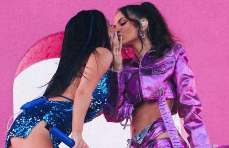 Video | Becky G y Natti Natasha se besan en el escenario de Coachella
