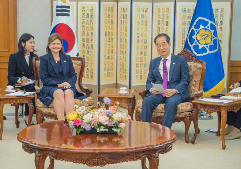 Raquel Peña y primer ministro coreano hablan de un TLC entre ambos países