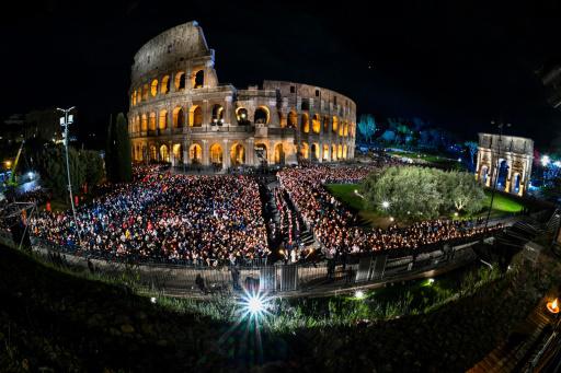 Vía Crucis en el Coliseo de Roma sin el papa Francisco