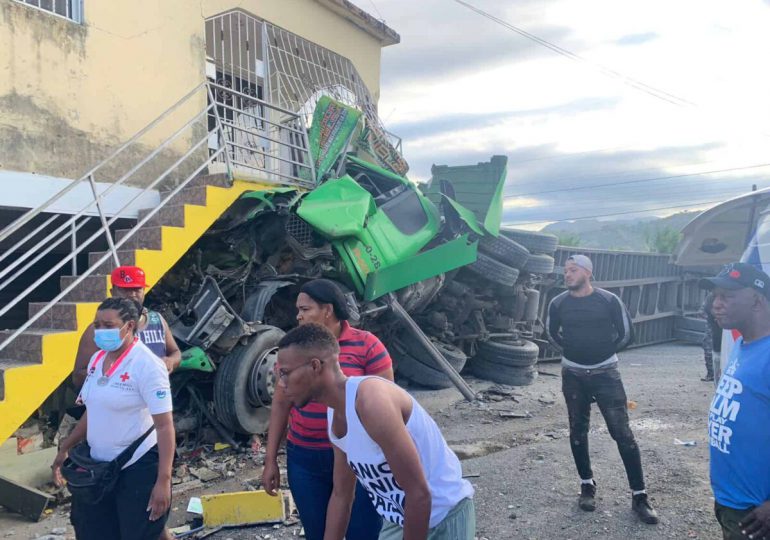 VIDEO | Cuatro heridos tras impactar dos vehículos contra colmado en Villa Altagracia