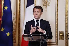 Macron promulga su impopular reforma de las pensiones en Francia pese a las protestas