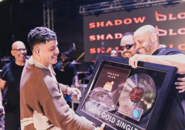 Shadow Blow recibió Disco de Oro en conmemoración de su exitoso “Mensaje Directo”