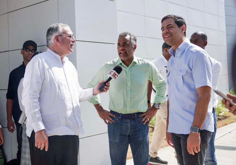 Ministro Joel Santos y Roberto Ángel realizan recorrido de supervisión por Teleférico Los Alcarrizos