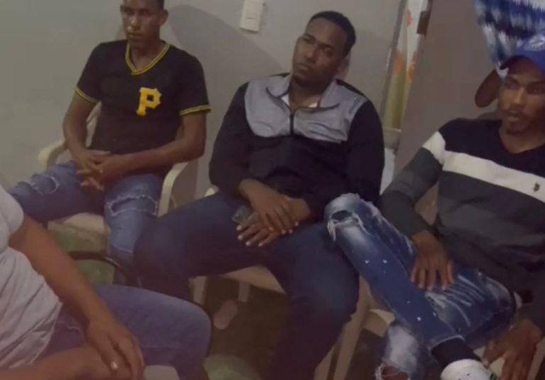 VIDEO | Entregan a la PN tres jóvenes que penetraron cuartel policial en busca de venganza
