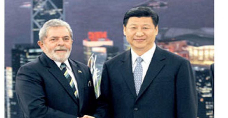 Lula se reúne con Xi en Pekín tras cargar contra el dólar y el FMI