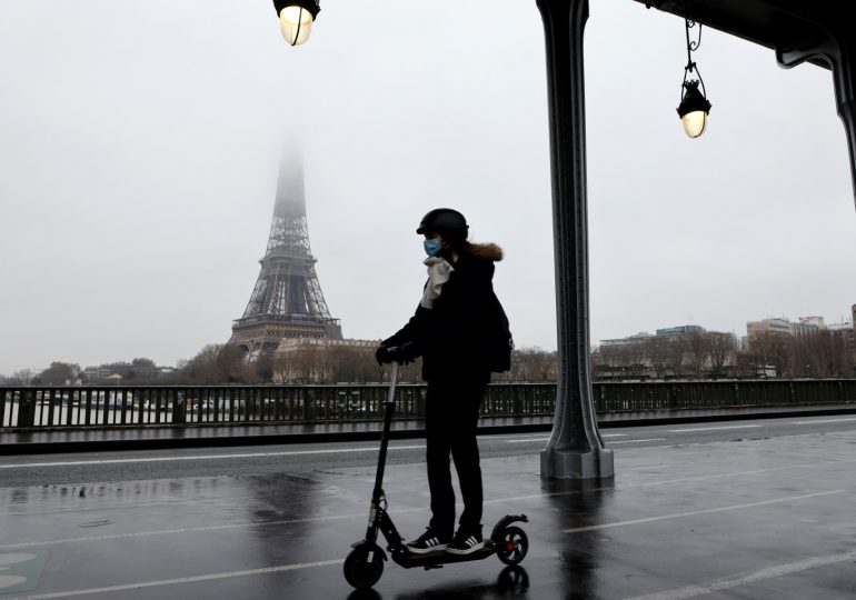 París vota si prohibe los monopatines eléctricos de alquiler