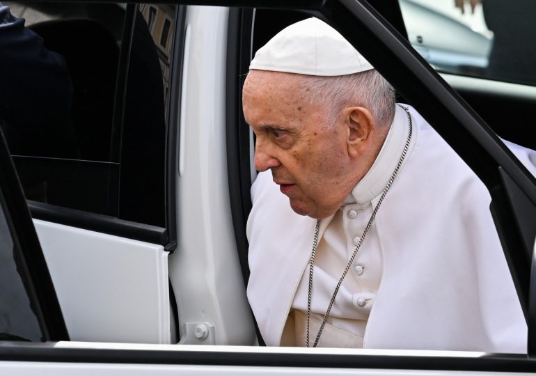 La frágil salud del papa desata rumores y críticas en el Vaticano