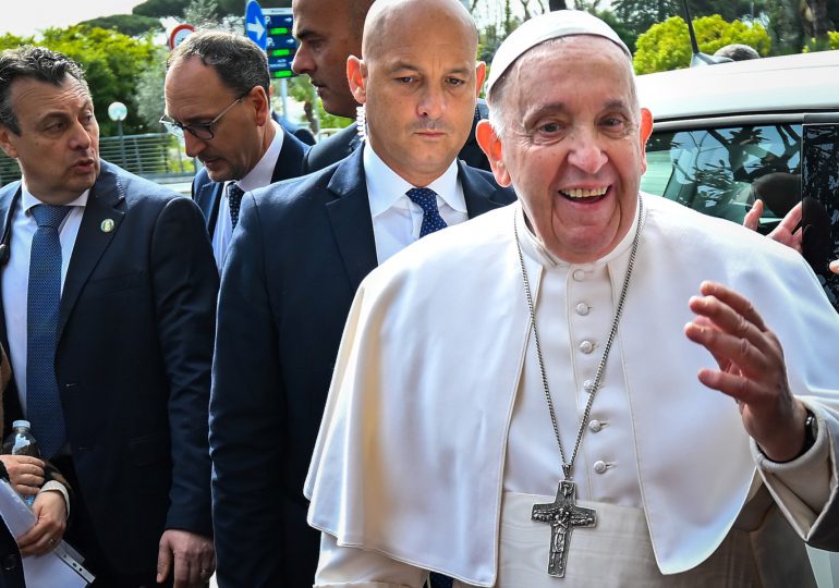 "Aún estoy vivo", dice el papa Francisco tras salir del hospital