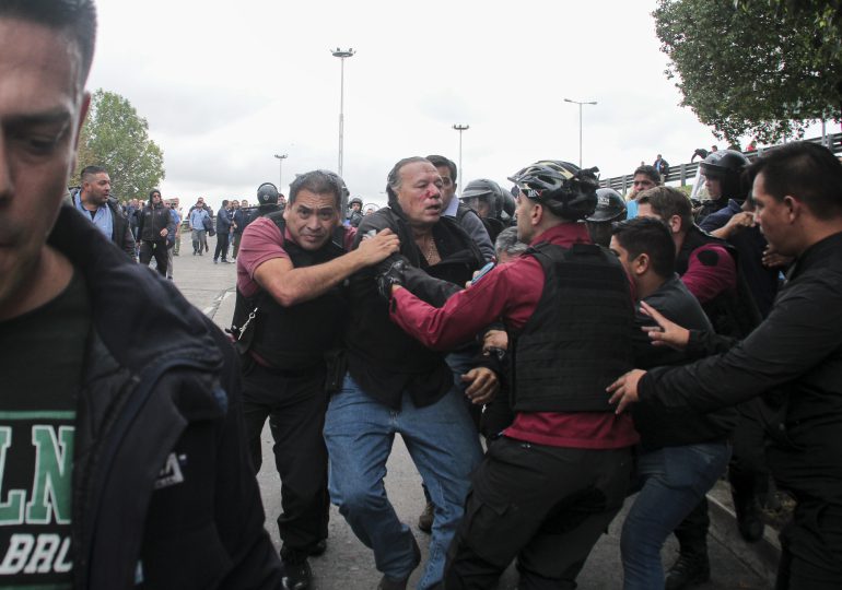 Agreden a ministro de Seguridad en protesta de choferes de autobús en Argentina