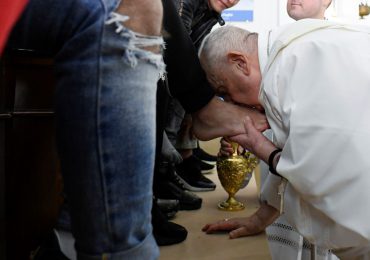 El papa lava los pies a doce jóvenes detenidos en ritual de Jueves Santo