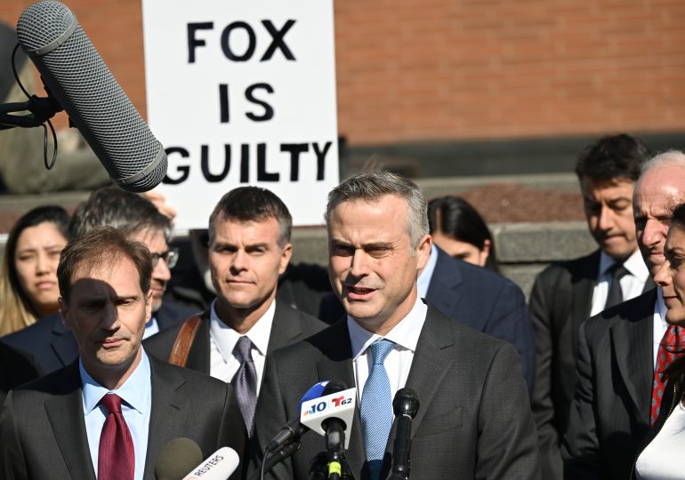 Fox News y empresa que la demandó por difamación llegan a un acuerdo