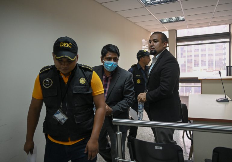 Detienen dos abogados de dueño de un diario en Guatemala