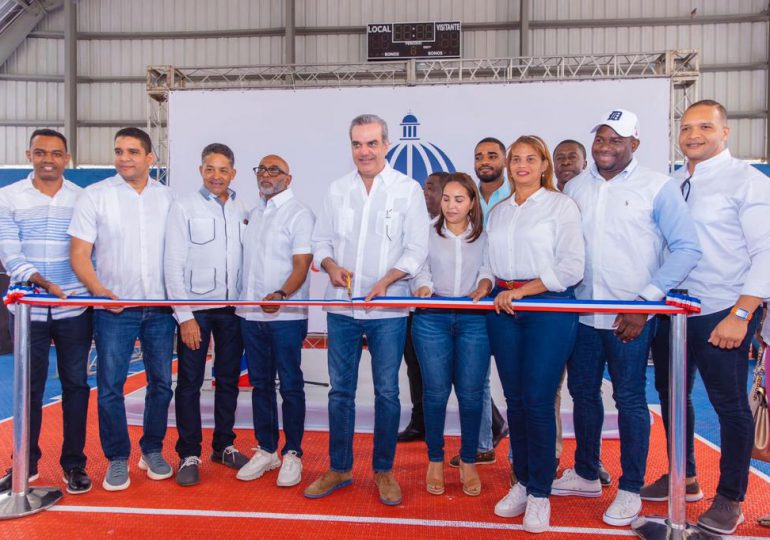 Abinader entrega la reconstrucción de dos polideportivos, club deportivo y cancha de baloncesto a comunidades de La Romana y La Altagracia
