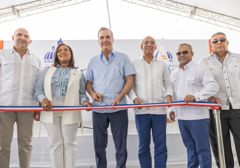 Abinader inaugura carretera del distrito municipal Sabana del Puerto en Bonao