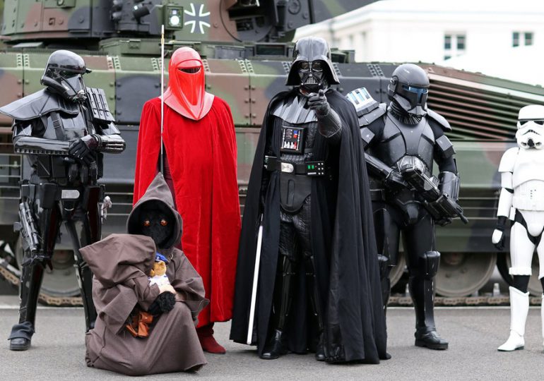 Darth Vader y sus secuaces asisten a la inauguración de una sede del Comando Espacial de las Fuerzas Armadas de Alemania